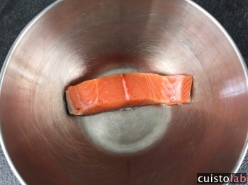 Cuisson du saumon dans un saladier