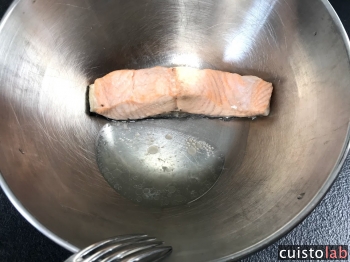 Le panier vapeur n'est pas nécessaire selon la notice. Il y a de l'eau au fond du coup