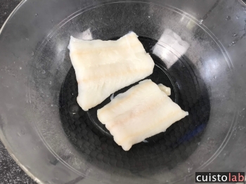 Même chose, on place le poisson blanc dans notre saladier transparent