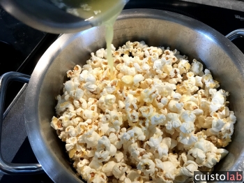 On met le beurre fondu sur le pop corn