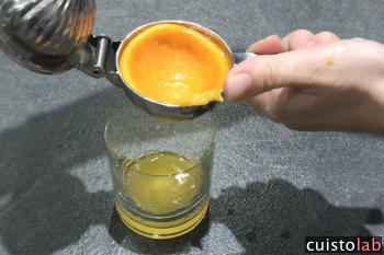 Un jus d'orange pressée rapidement prêt