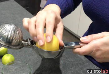 Pressage du citron avec le Citrus Squeezer