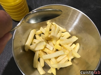 Un peu d'huile sur les frites congelées