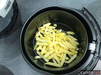 Les frites congelées dans le panier