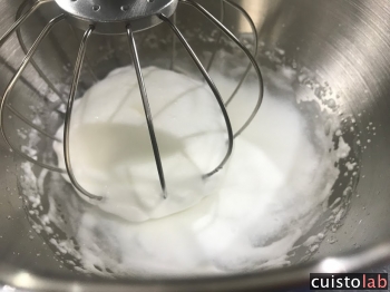 Les blancs sont bien montés après quelques minutes