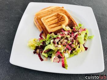 Miam, un bon croque-monsieur salade !