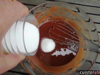 Une fois le chocolat fondu avec le beurre, on ajoute le sucre