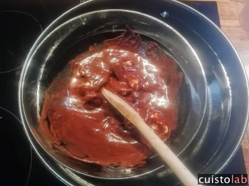 On fait fondre le chocolat au bain-marie