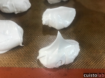 Une meringue assez dense pour réussir nos petits dômes