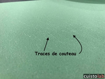 Les traces de couteaux sur la planche