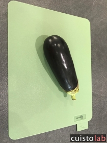 Une aubergine sur la planche à végétaux