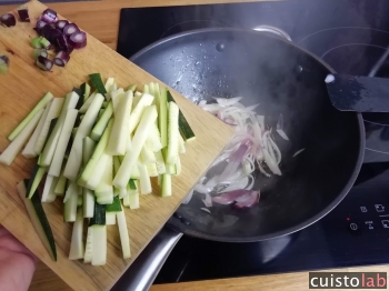 La courgette détaillée en bâtonnets