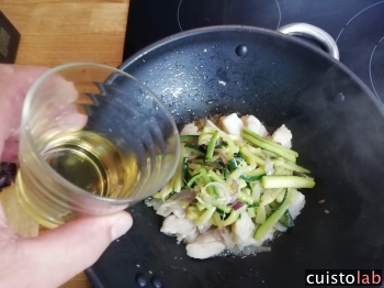 On ajoute les légumes, le vinaigre