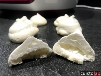 Meringues coupées en deux