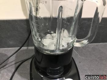 On réalise de la glace pilée avec le blender Kitchenaid