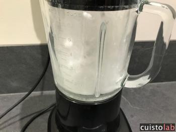 Le blender tourne et casse les morceaux de sucre