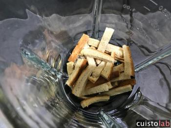 Les croûtes de pain de mie toastées au four dans le blender