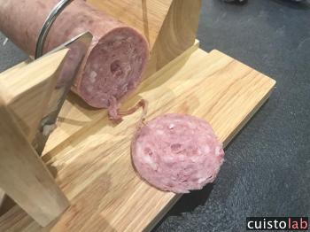 Découpe du saucisson à l'ail