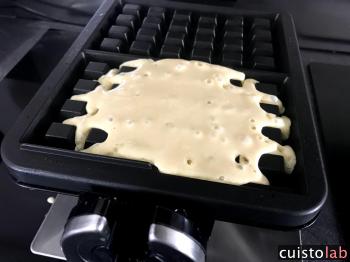 Pâte à gaufre dans le gaufrier