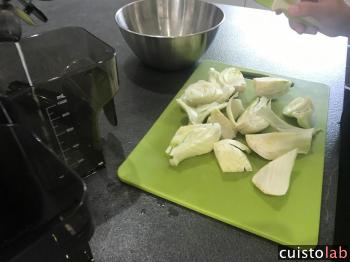 Les morceaux de fenouil prêts à être broyés