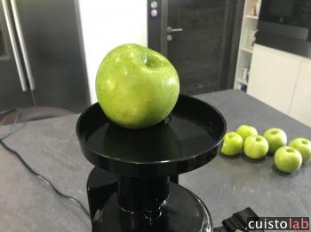 La pomme entière ne rentre pas dans l'extracteur de Détoximix