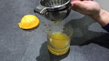 Utilisation du Citrus Squeezer d'Ovos avec l'orange