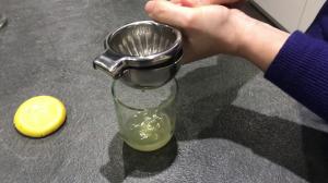Utilisation du Citrus Squeezer d'Ovos avec le citron