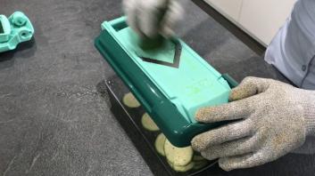 Utilisation du Nicer Dicer de Genius avec la courgette