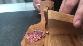 Utilisation de la guillotine à saucisson So Apéro