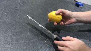 Test du zesteur Microplane avec un citron