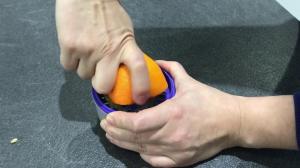Pressage de l'orange avec le Set-en-1 de Tupperware