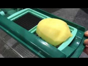 Utilisation du Nicer Dicer de Genius pour faire des frites