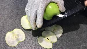 Utilisation de la mandoline Kyocera avec la pomme