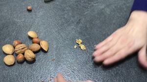 Utilisation du casse-noix Cubo de Berghoff par une femme