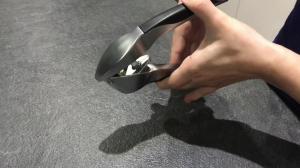 Utilisation du presse-ail de Berghoff