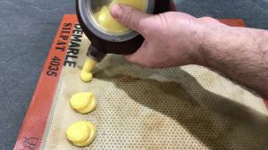 Utilisation de la poche à douilles Décomax de Lékué