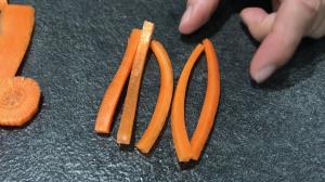 Mandoline Elle a table avec les carottes