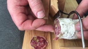 Utilisation de la guillotine à saucisson La Sélection
