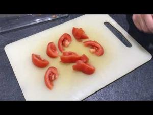 Utilisation du Nicer Dicer de Genius avec la tomate